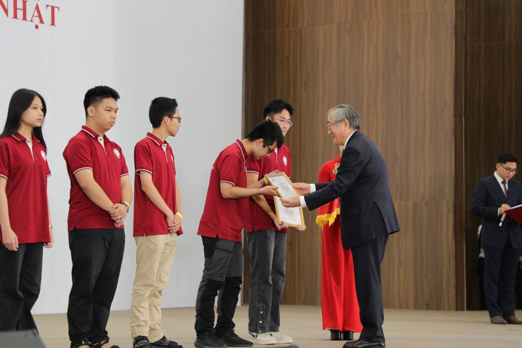 Hơn 1 tỷ đồng “Học bổng Thầy Furuta” đồng hành cùng người học VJU