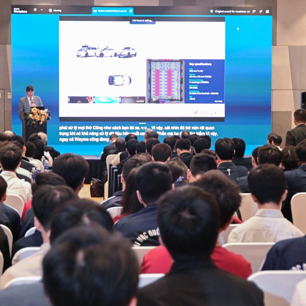 Sinh viên ESCT học gì từ các giáo sư hàng đầu về bán dẫn tại VJSS-2026?